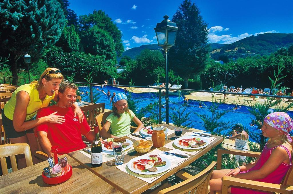 Camping Paradis Marmotel Saint-Geniez-dʼOlt Eksteriør billede